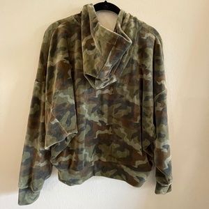 Hooded soft velour camo hoodie with pocket